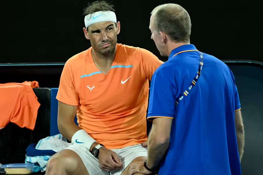 Rafael Nadal teve de receber assistência na Austrália