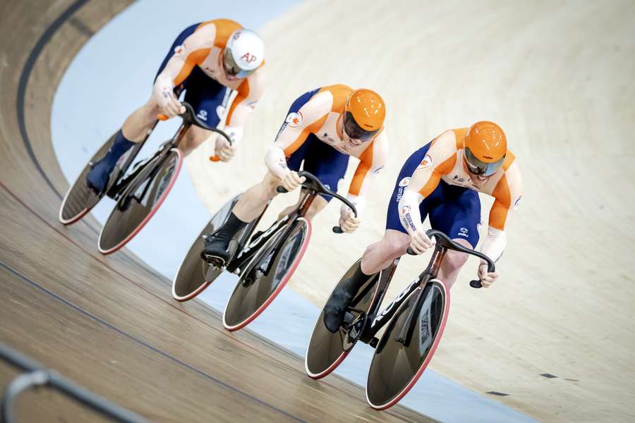 De Nederlandse mannen zijn in de kwalificatie het snelste op het onderdeel teamsprint