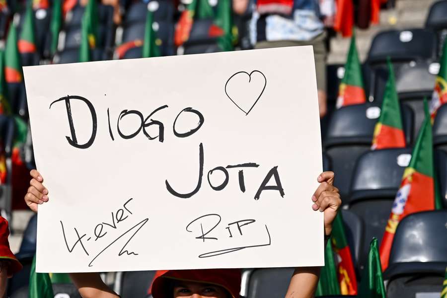 Bereits am Donnerstag bei der Frauen-EM gedachten Fans dem verstorbenen Jota.