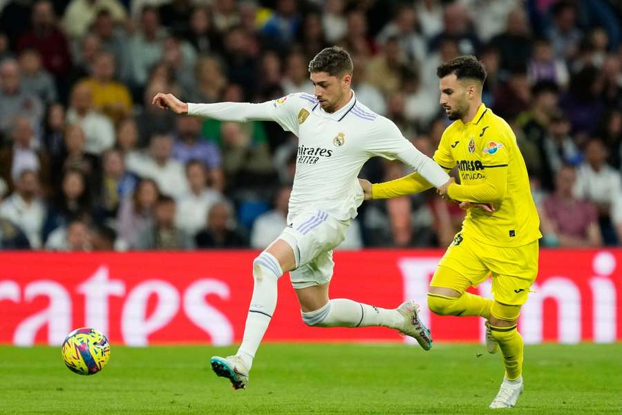 Valverde perante Álex Baena no Real Madrid-Villarreal