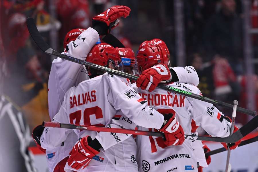 Třinec slaví vítězství nad Kometou.