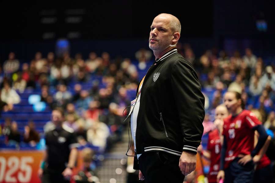 Trenér Lukáš Procházka na české střídačce. Trenér Lukáš Procházka na české střídačce.