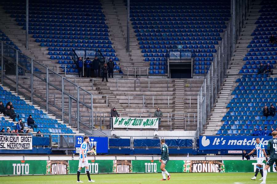 FC Groningen verliest in Heerenveen terwijl supporters protesteren buiten stadion