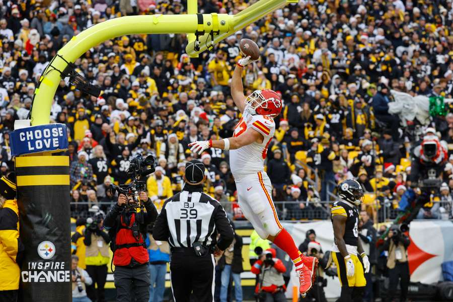 Travis Kelce feiert einen Touchdown
