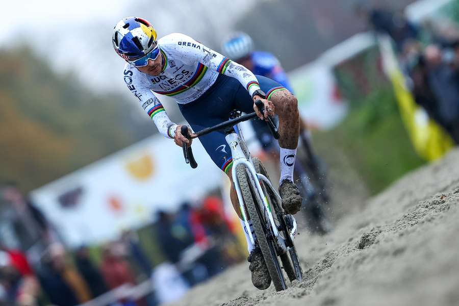 Tom Pidcock estreou, este fim de semana, a camisola de campeão do Mundo de ciclocrosse