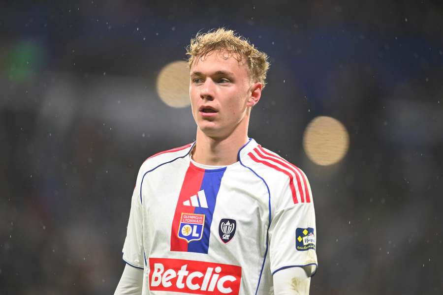 Lyon hledá posily, zvýší se konkurence pro Adama Karabce?