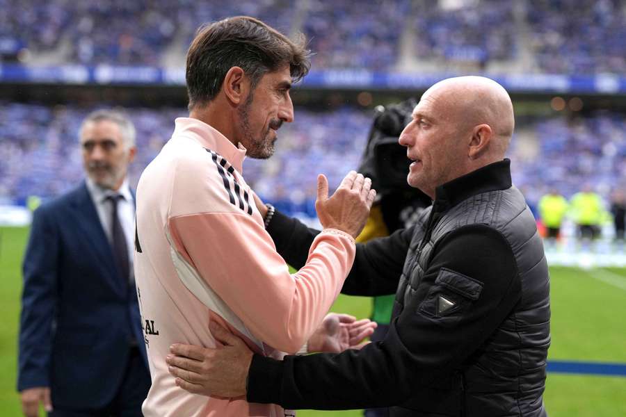 Paunovic y Calero se saludan antes del Oviedo-Levante que acabó con el primero destituido Paunovic y Calero se saludan antes del Oviedo-Levante que acabó con el primero destituido