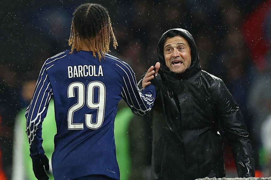 O treinador espanhol do Paris Saint-Germain, Luis Enrique, felicita Bradley Barcola 