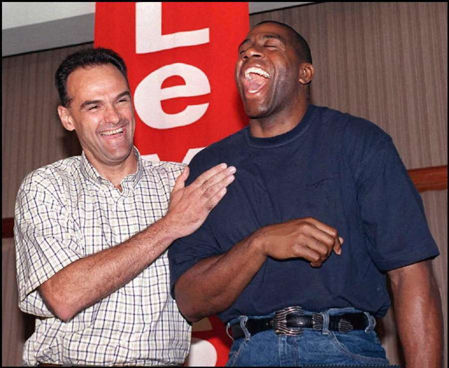 Oscar em interação com Magic Johnson, uma das maiores lendas da NBA