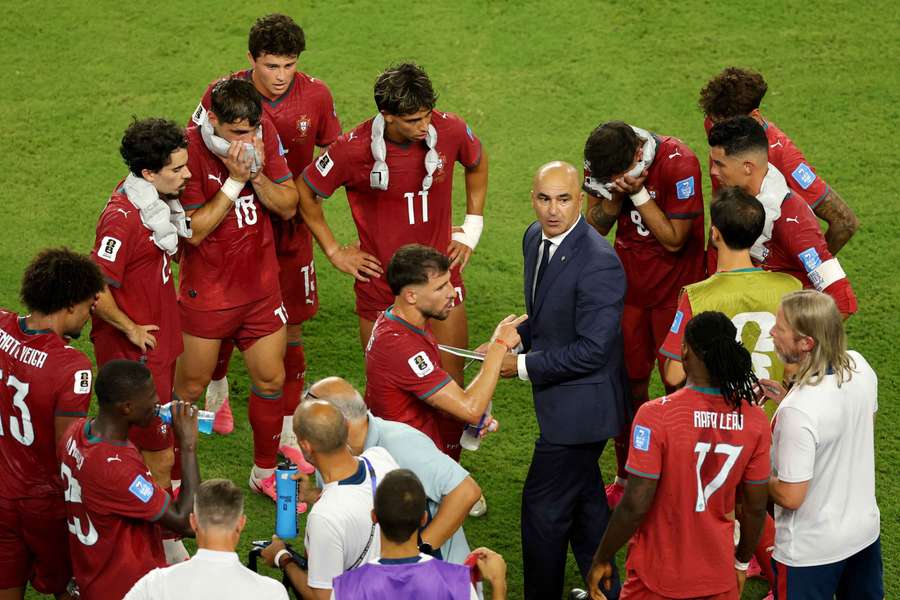 Roberto Martínez dá indicações à equipa