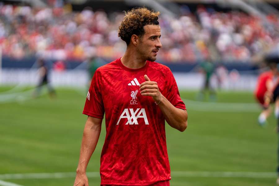 Curtis Jones tem contrato com os Reds até o meio de 2027
