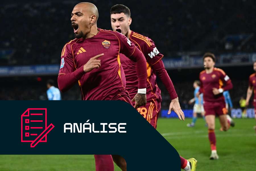 Donyell Malen celebra com a camisola da Roma Donyell Malen celebra com a camisola da Roma