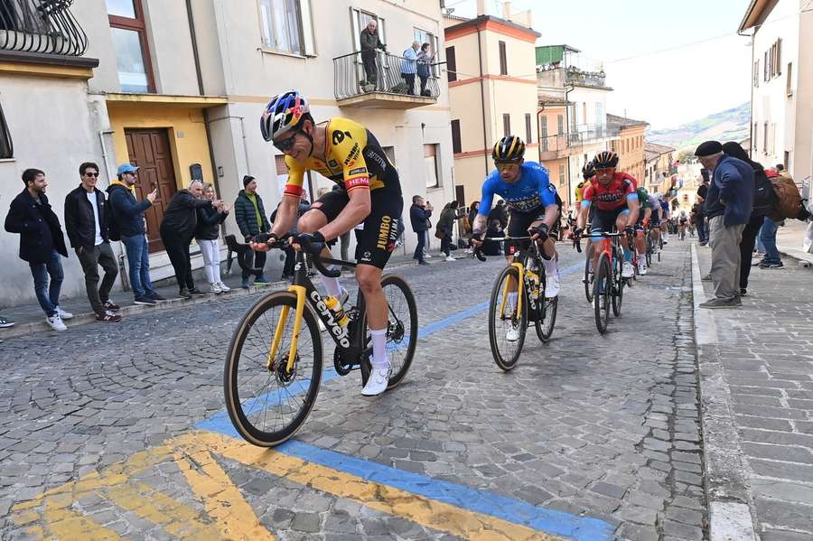 Suveræn Primoz Roglic spurter sig siddende til Tirreno-Adriatico-hattrick