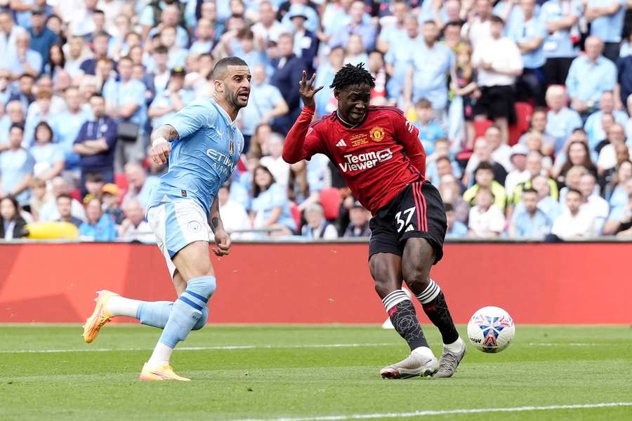 Kobbie Mainoo scores Manchester United's second goal