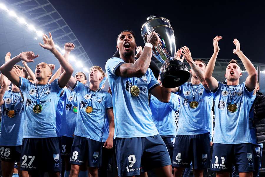 Herói da final, Fábio Gomes ergue o troféu de campeão da Copa da Austrália