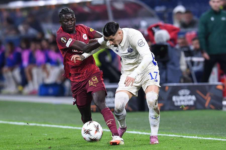 Moussa Yeo (l.) für RB im Zweikampf mit Borja Sainz (r.)