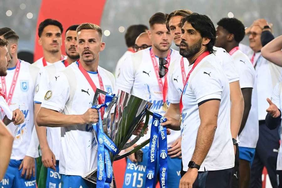 Filipe Coelho, sărbătorind alături de jucătorii Universității Craiova câștigarea titlului în Superliga, la finele sezonului 2025/2026 Filipe Coelho, sărbătorind alături de jucătorii Universității Craiova câștigarea titlului în Superliga, la finele sezonului 2025/2026