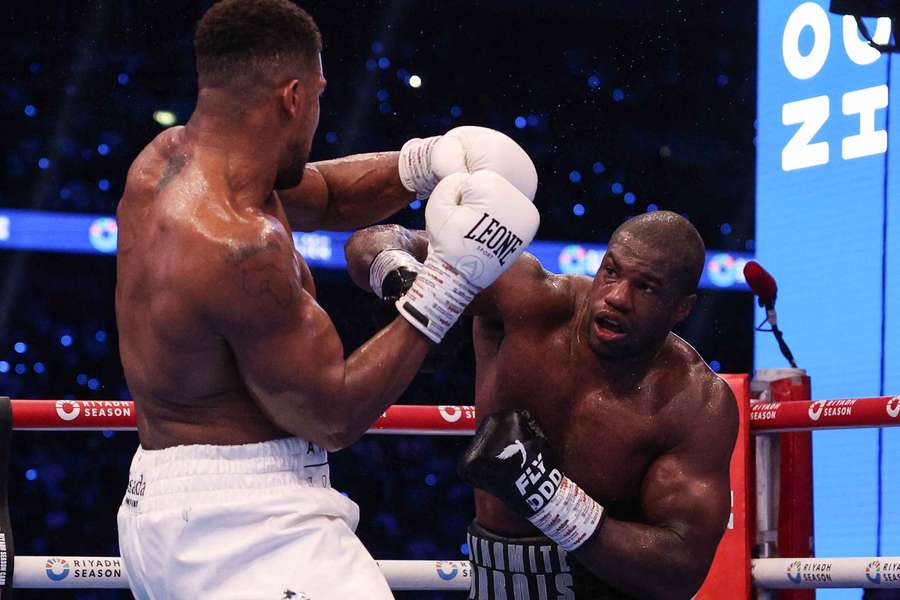 Daniel Dubois dá um murro enquanto Anthony Joshua durante o combate pelo título mundial da IBF em Wembley