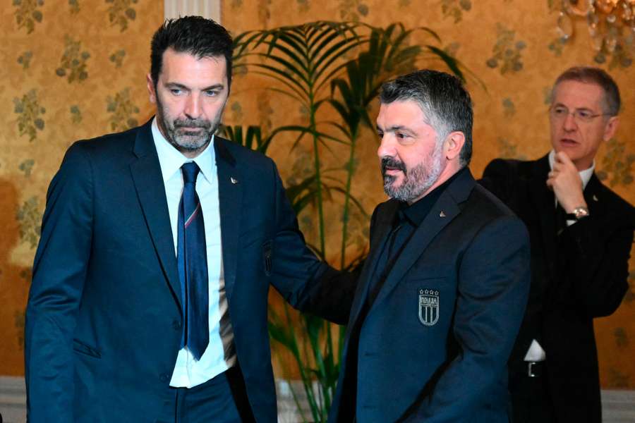 Gianluigi Buffon accoglie Gennaro Gattuso prima della conferenza