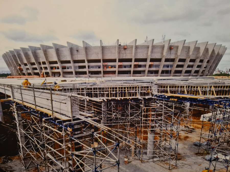 Fachada do estádio foi preservada e seguiu intacta