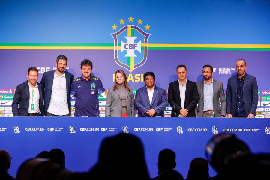 Los actuales responsables de la Selección Brasileña junto a Fernando Diniz