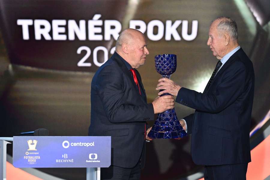 Ocenění Trenér roku získal Miroslav Koubek, cenu mu předal zakladatel Hodinářství Bechyně Vladimír Bechyně.