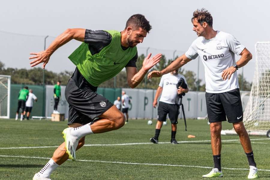 Paulinho conta com concorrência de peso no ataque