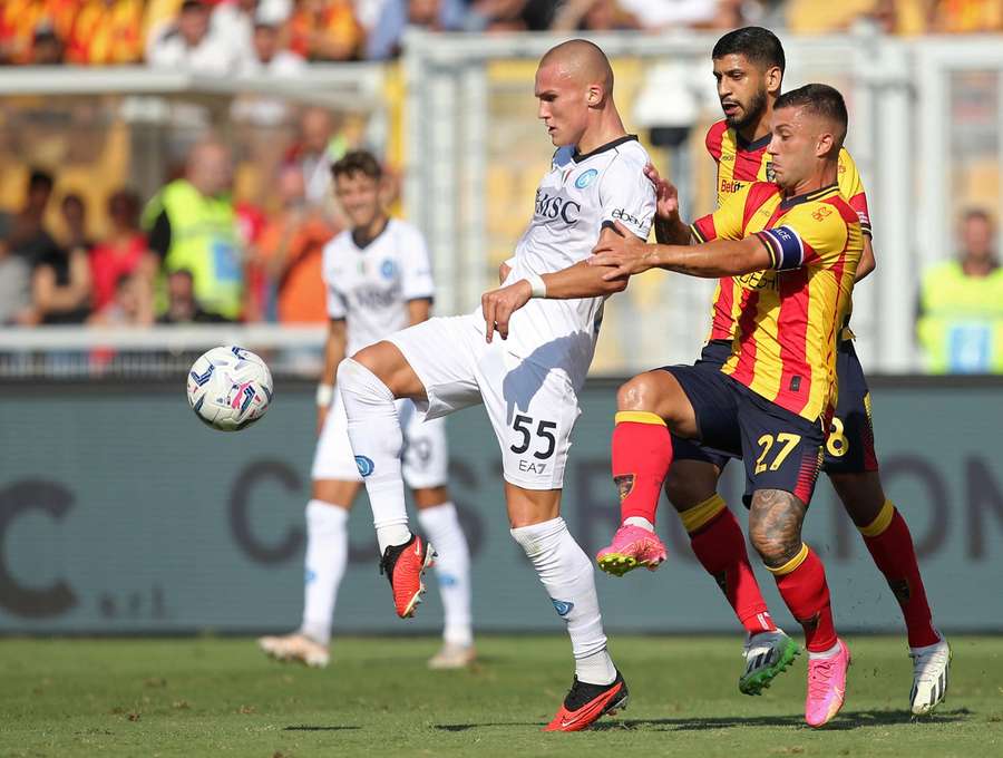 Napoli wint makkelijk bij Lecce