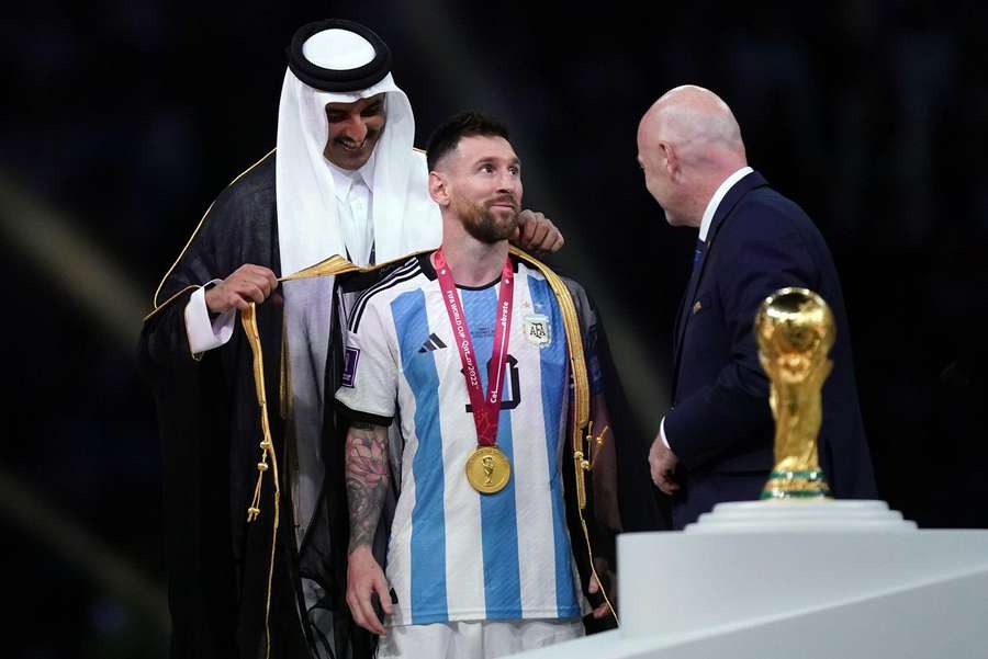 Lionel Messi dostal nabídku jednoho milionu dolarů za bišt, v němž převzal trofej pro vítěze MS.
