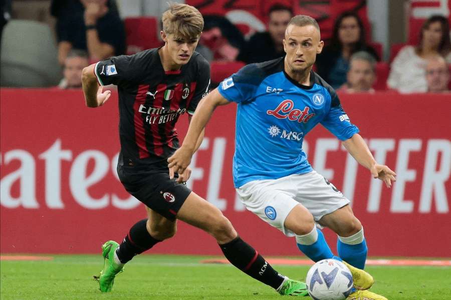 Lobotkov Neapol nastúpi proti AC Milánu. 