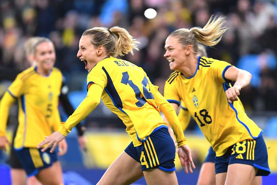 Nathalie Bjorn y Fridolina Rolfo celebran un gol en el amistoso del 11 de abril de 2023.
