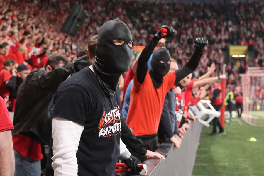 Kvůli vpádu fanoušků Slavie na trávník bylo sobotní derby "S" předčasně ukončeno.