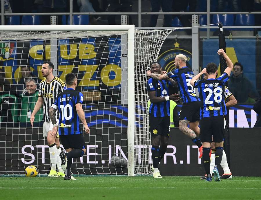 Les joueurs de l'Inter célèbrent le but