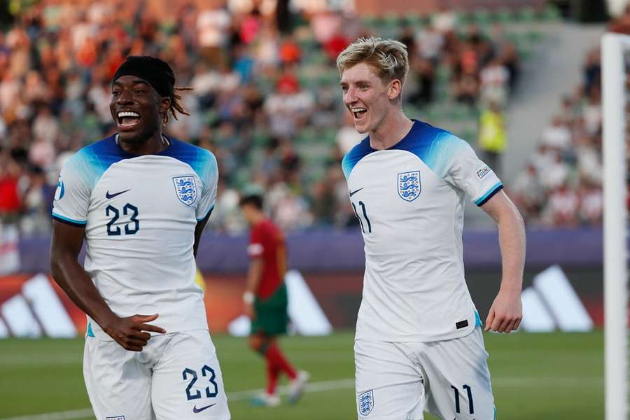 Anthony Gordon (R) of England celebrates with teammate Noni Madueke