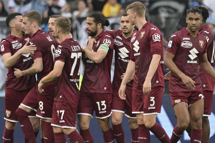 Jogadores do Torino comemoram vitória sobre a Lazio