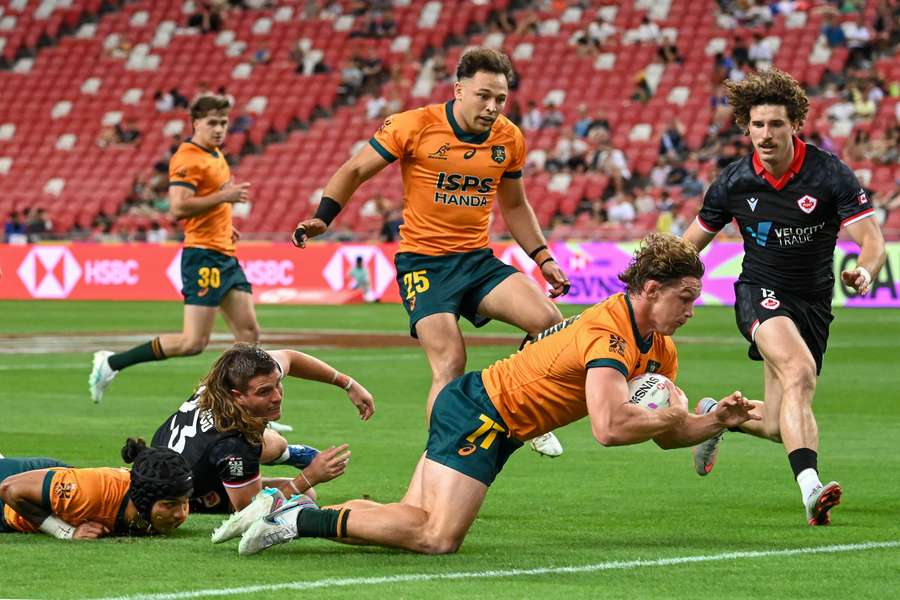 Michael Hooper scoring a try for Australia at the Singapore SVNS