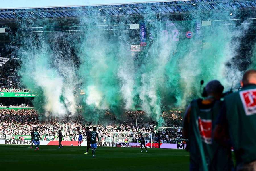 Pyrotechnik beim Bundesliga-Spiel zwischen Werder Bremen und Bayern München.