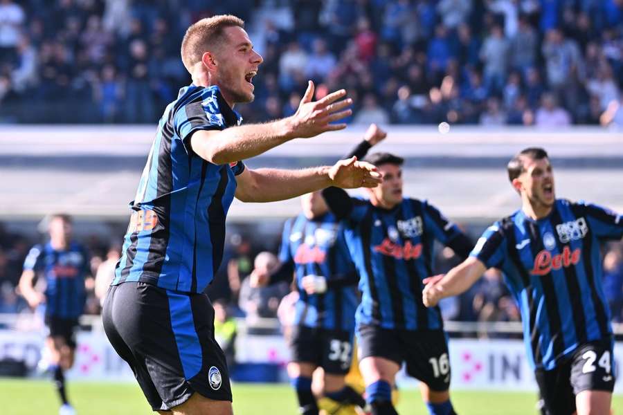 Mario Pasalic esulta per il gol contro l'Udinese