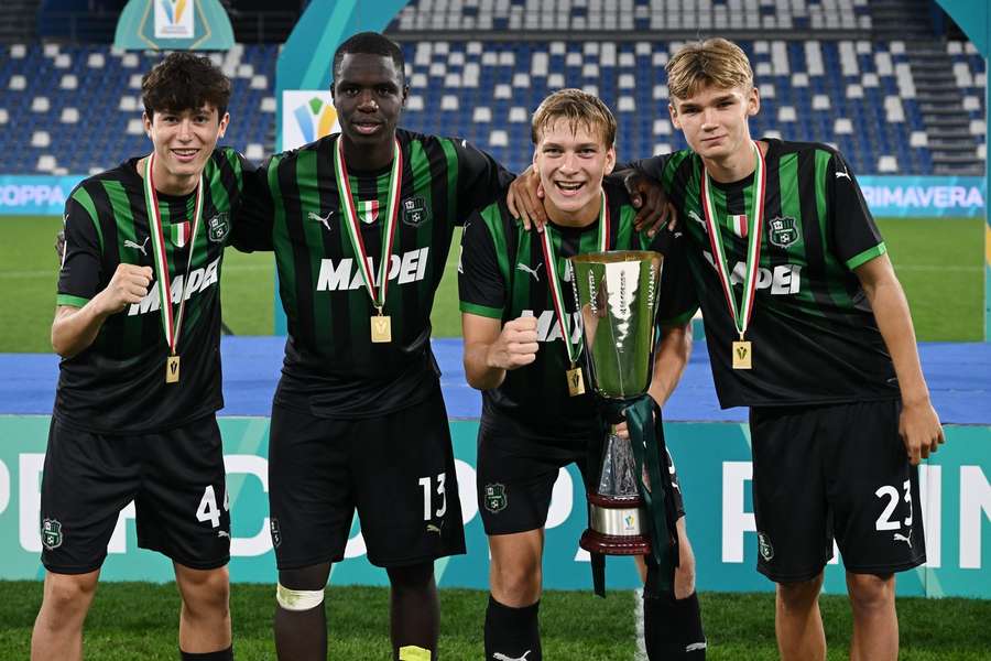 Troy Tomșa (primul din dreapta) a fost promovat la prima echipă a lui Sassuolo Troy Tomșa (primul din dreapta) a fost promovat la prima echipă a lui Sassuolo