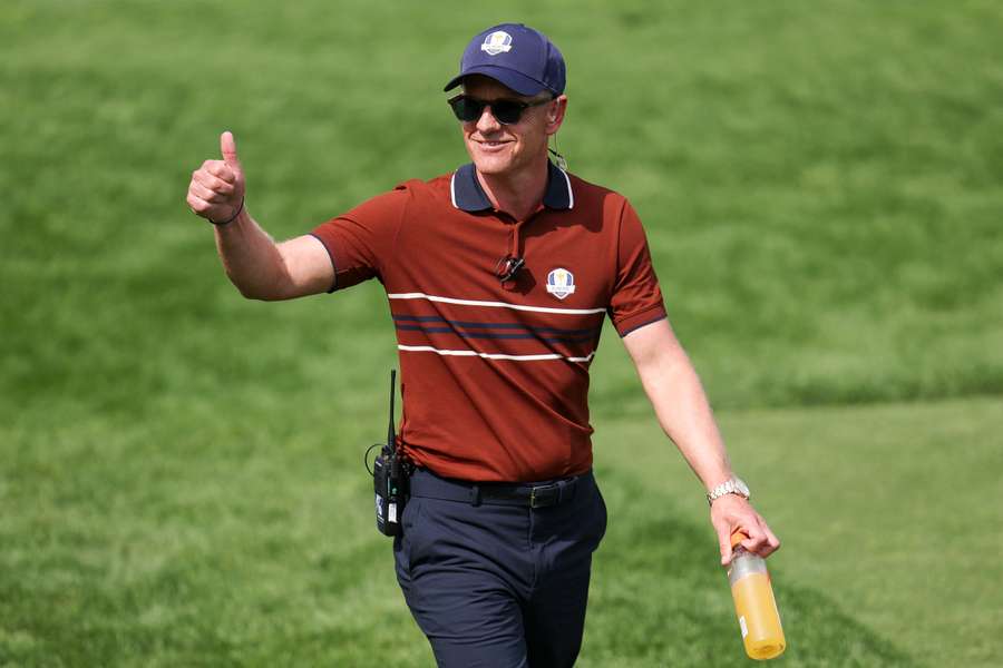 Luke Donald acknowledges crowd at first tee during day two of the 2025 Ryder Cup