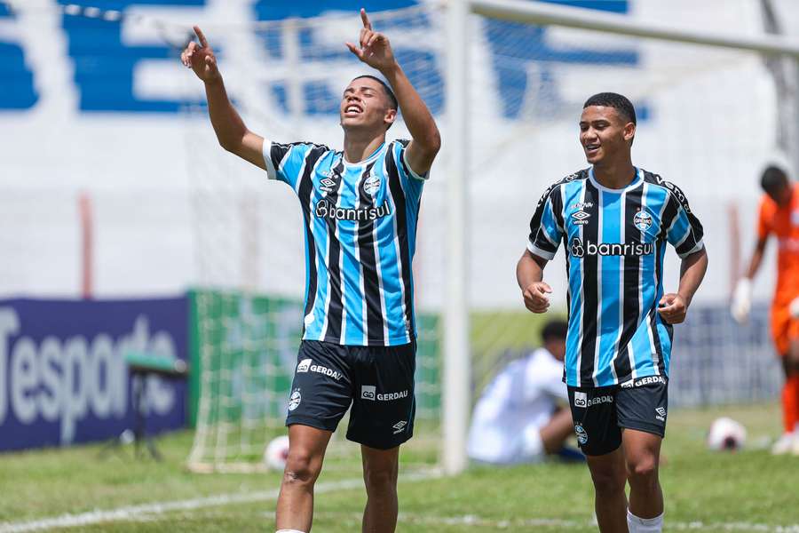 Grêmio foi com 4 a 0 para o intervalo