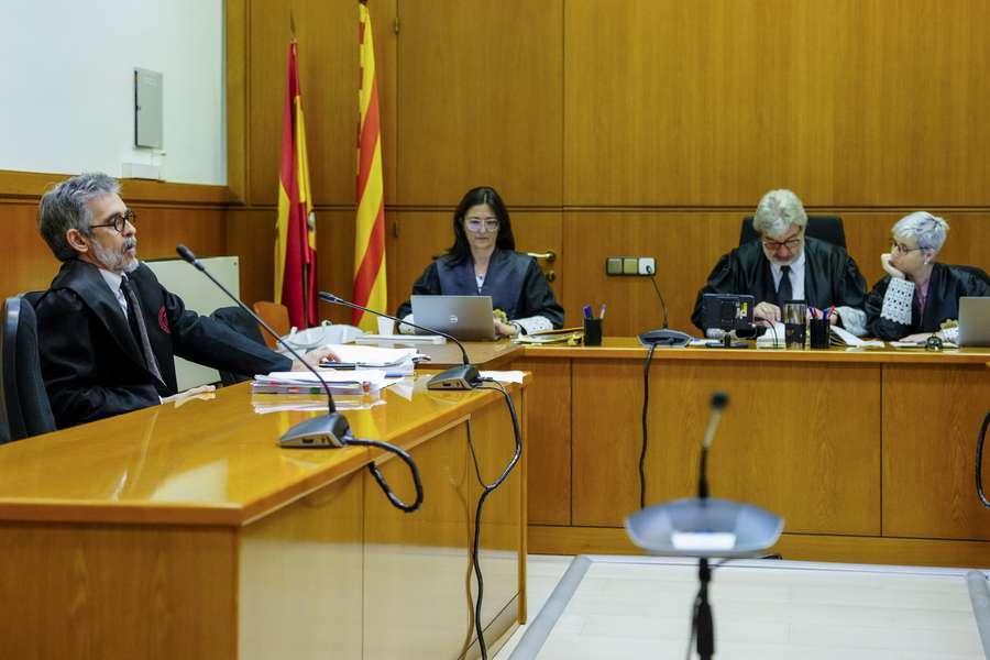 Cristobal Martell, de advocaat van voormalig FC Barcelona-verdediger Dani Alves, bij een hoorzitting