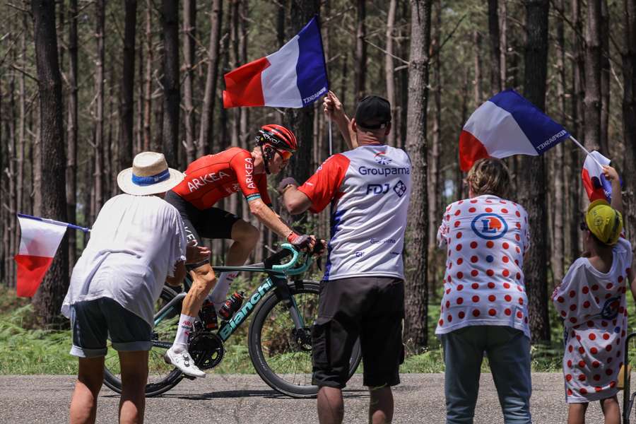 Simon Guglielmi fik lov at stege mutters alene i udbrud i mange af dagens kilometer.