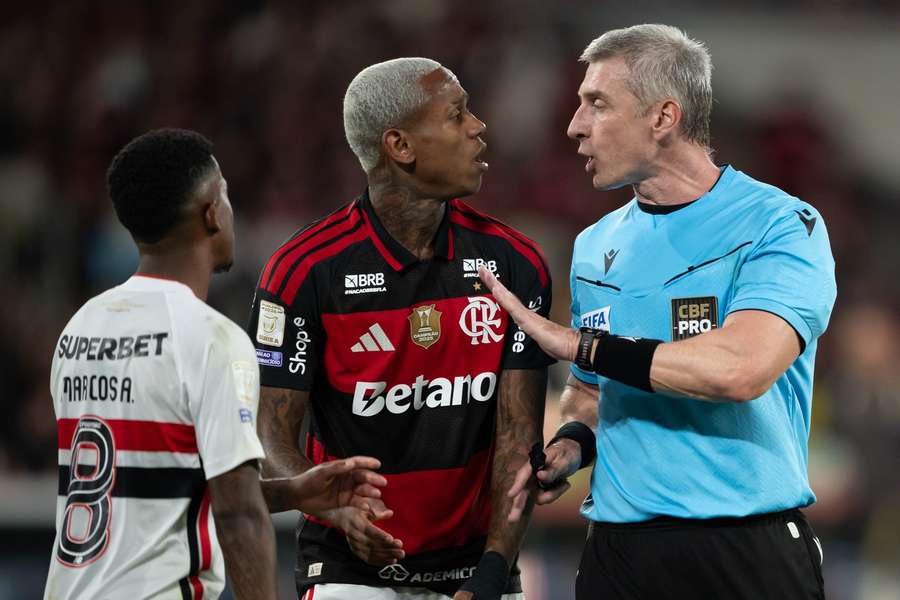 Wallace Yan reclama com Anderson Daronco em Flamengo x São Paulo