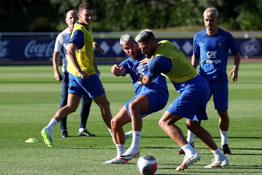 Theo Hernandez e Olivier Giroud durante treino na seleção francesa