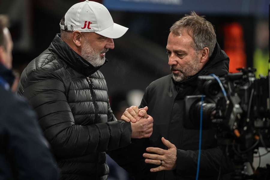 Trpišovský se zdraví s barcelonským trenérem Flickem. Trpišovský se zdraví s barcelonským trenérem Flickem.