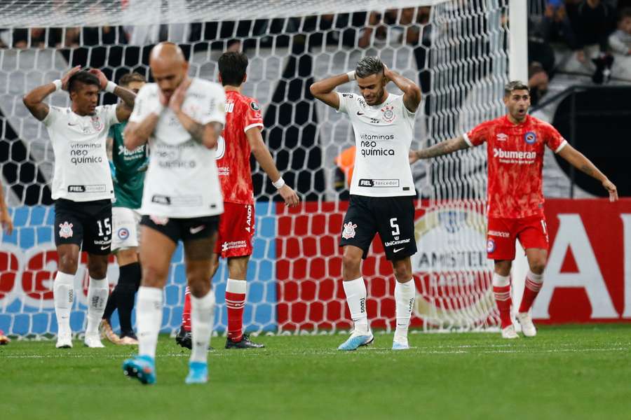 Jogadores do Corinthians lamentam oportunidade perdida na partida