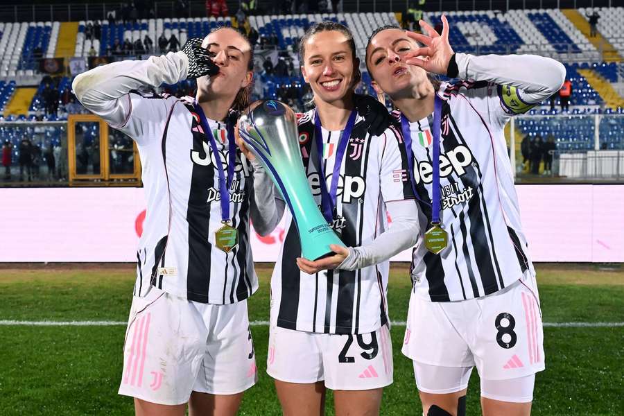Martina Rosucci, Tatiana Pinto e Estela Carbone com a Supertaça de Itália