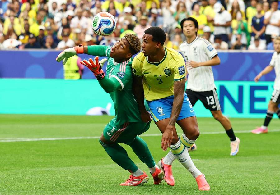 Suzuki prende palla contro Gabriel