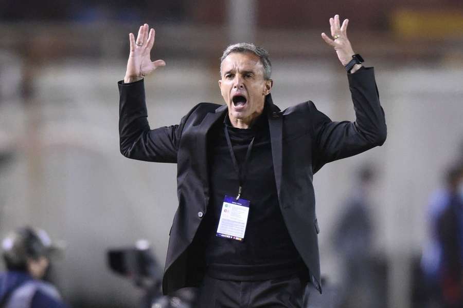 Lavallén tentou usar o celular para convencer o árbitro